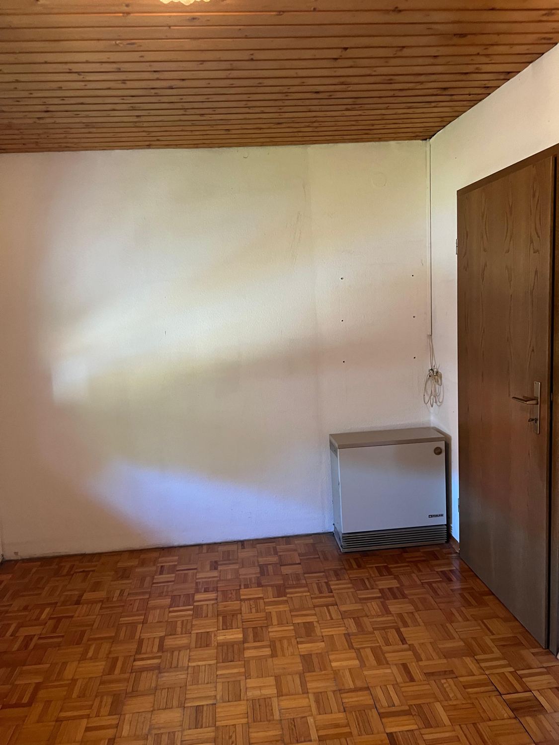 Schlafzimmer mit Schrankwand nach der Entrümpelung
