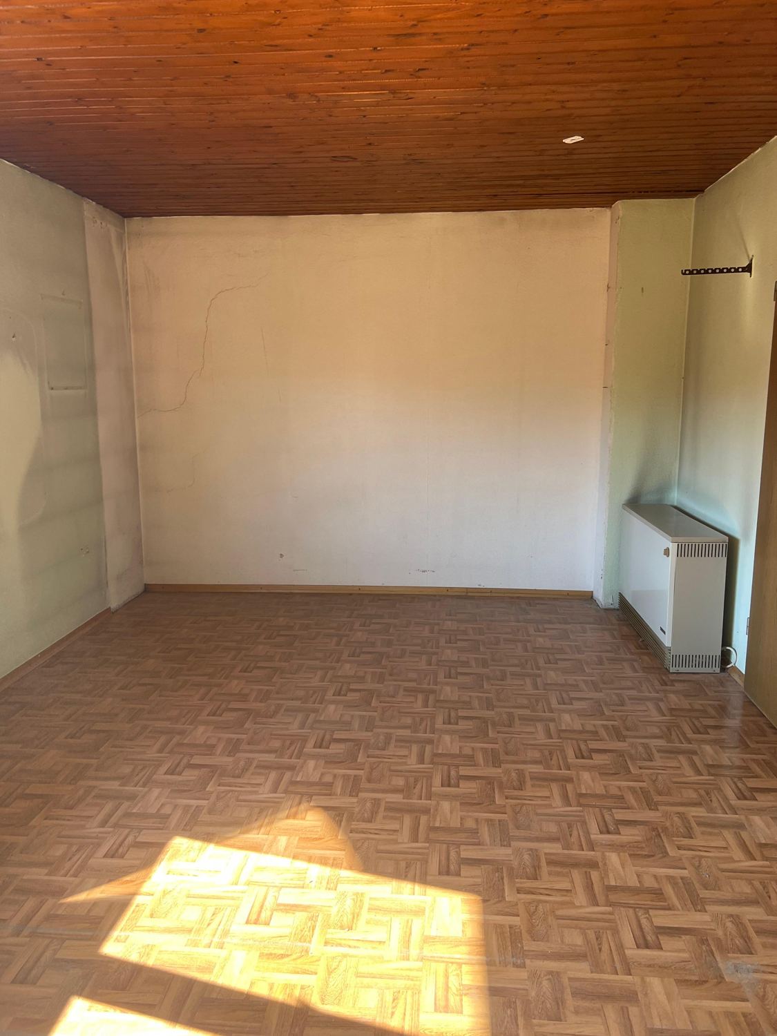 Zimmer mit Einbauschrank nach der Entrümpelung