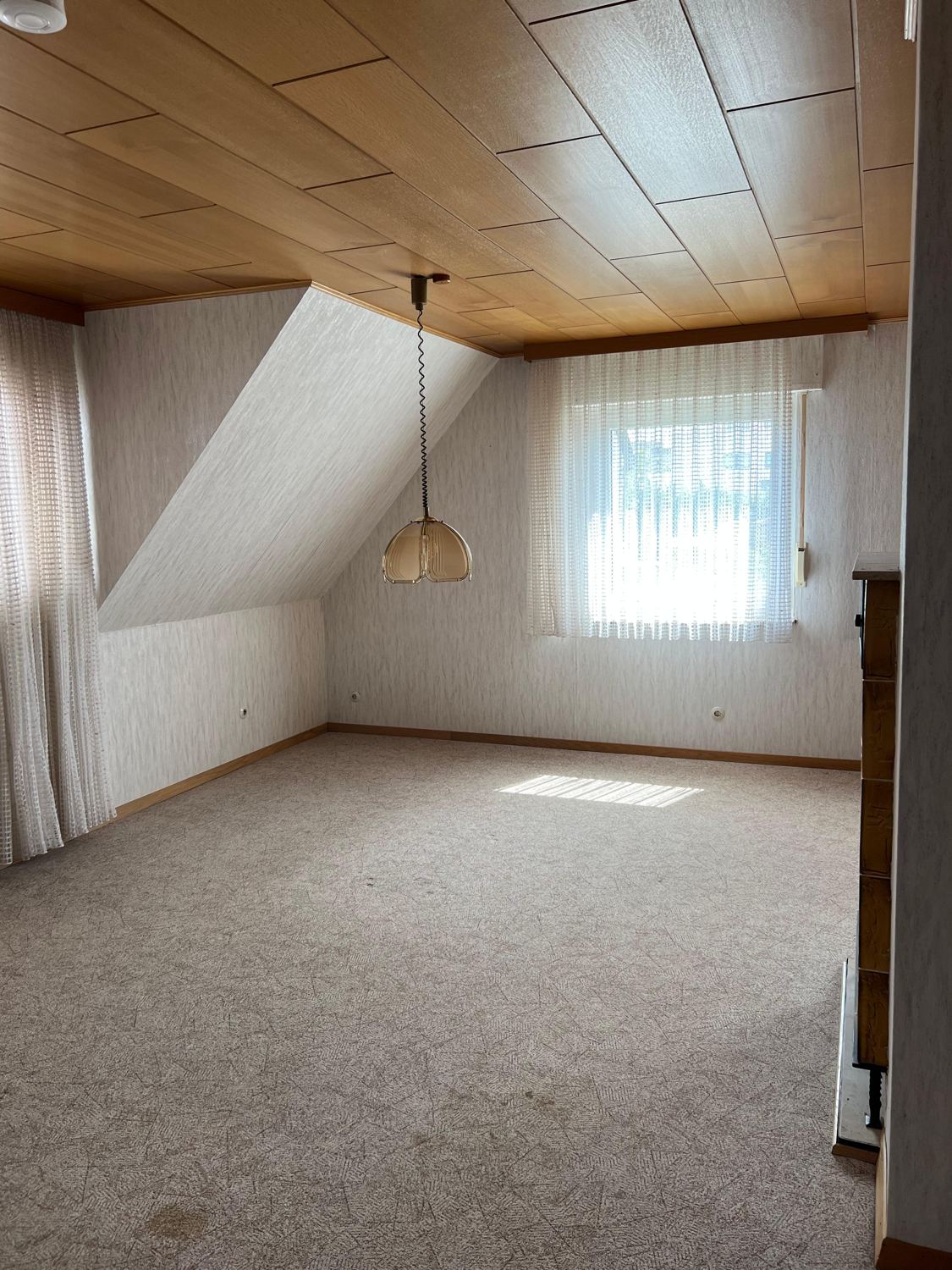 Wohnzimmer im Dachgeschoss nach der Entrümpelung