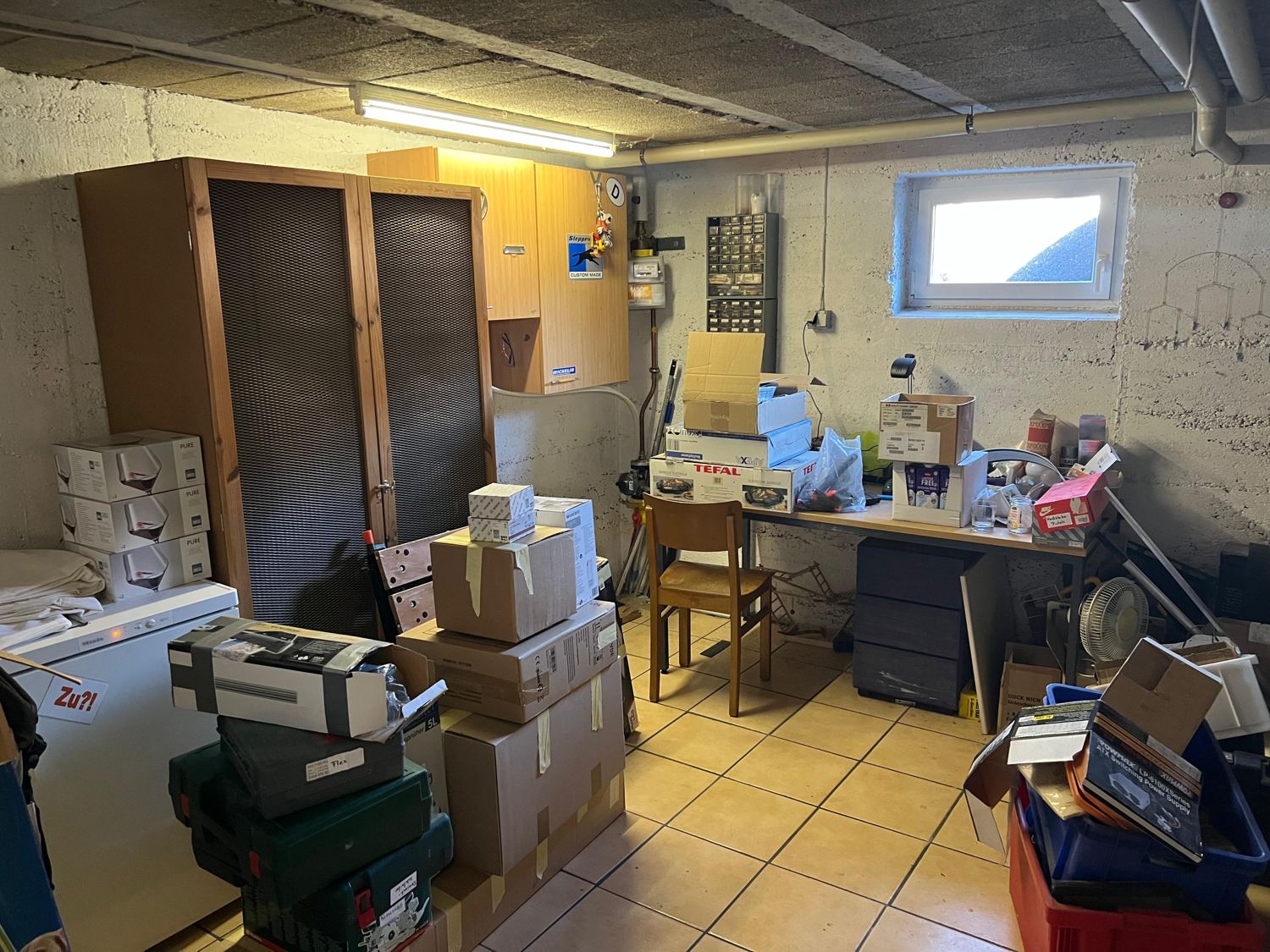 Kellerraum mit Werkstatt vor der Entrümpelung