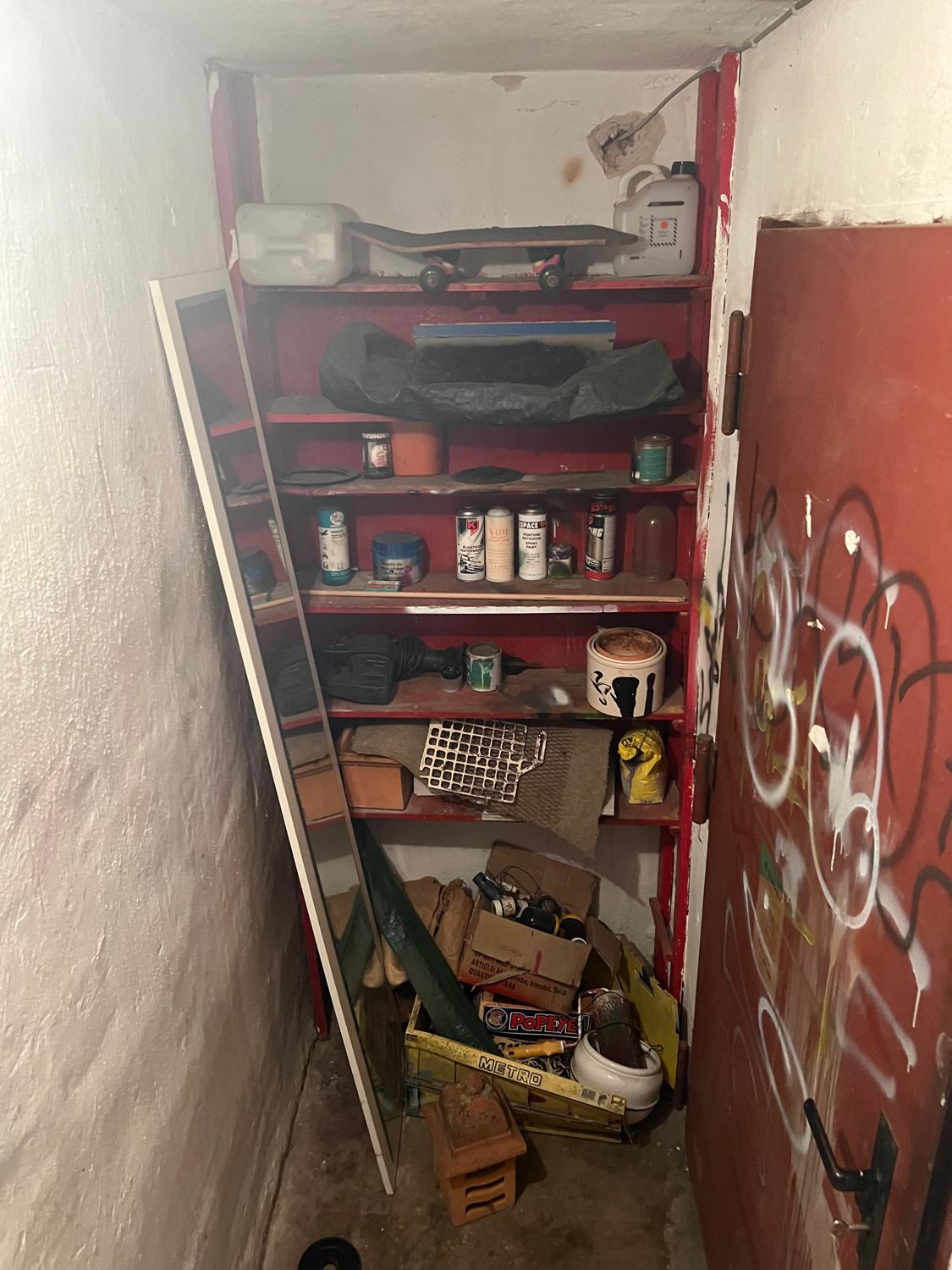 Kellerverschlag vor der Entrümpelung
