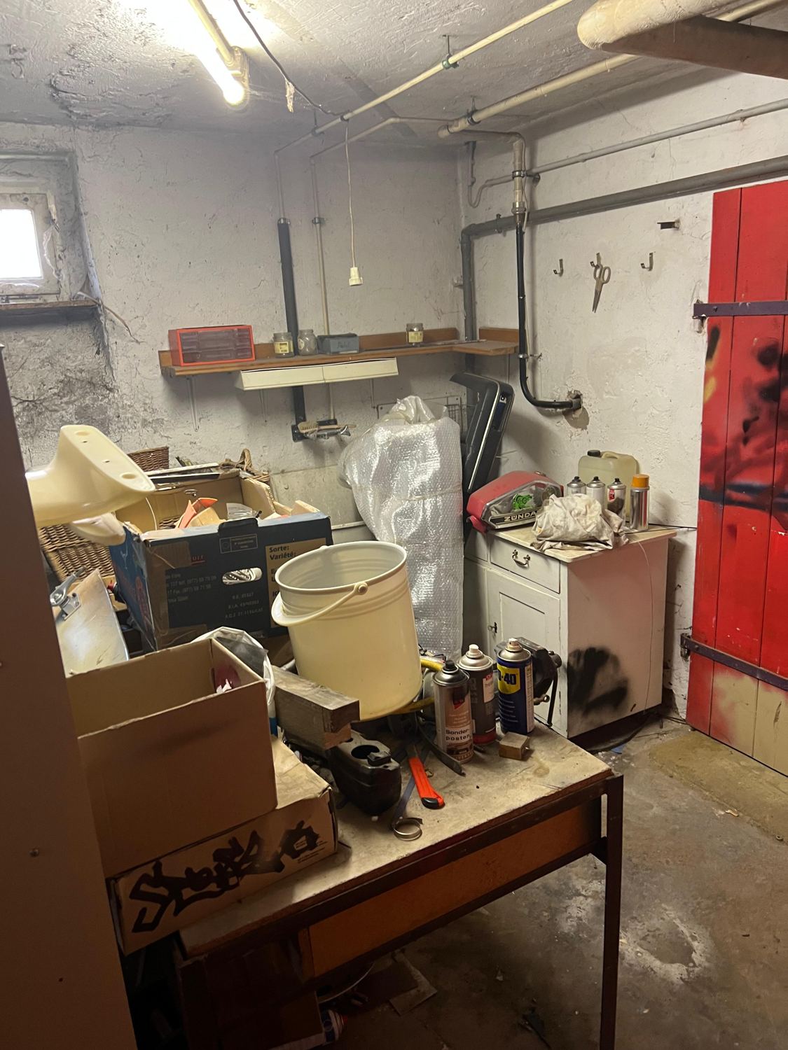 Werkstatt im Keller vor der Entrümpelung