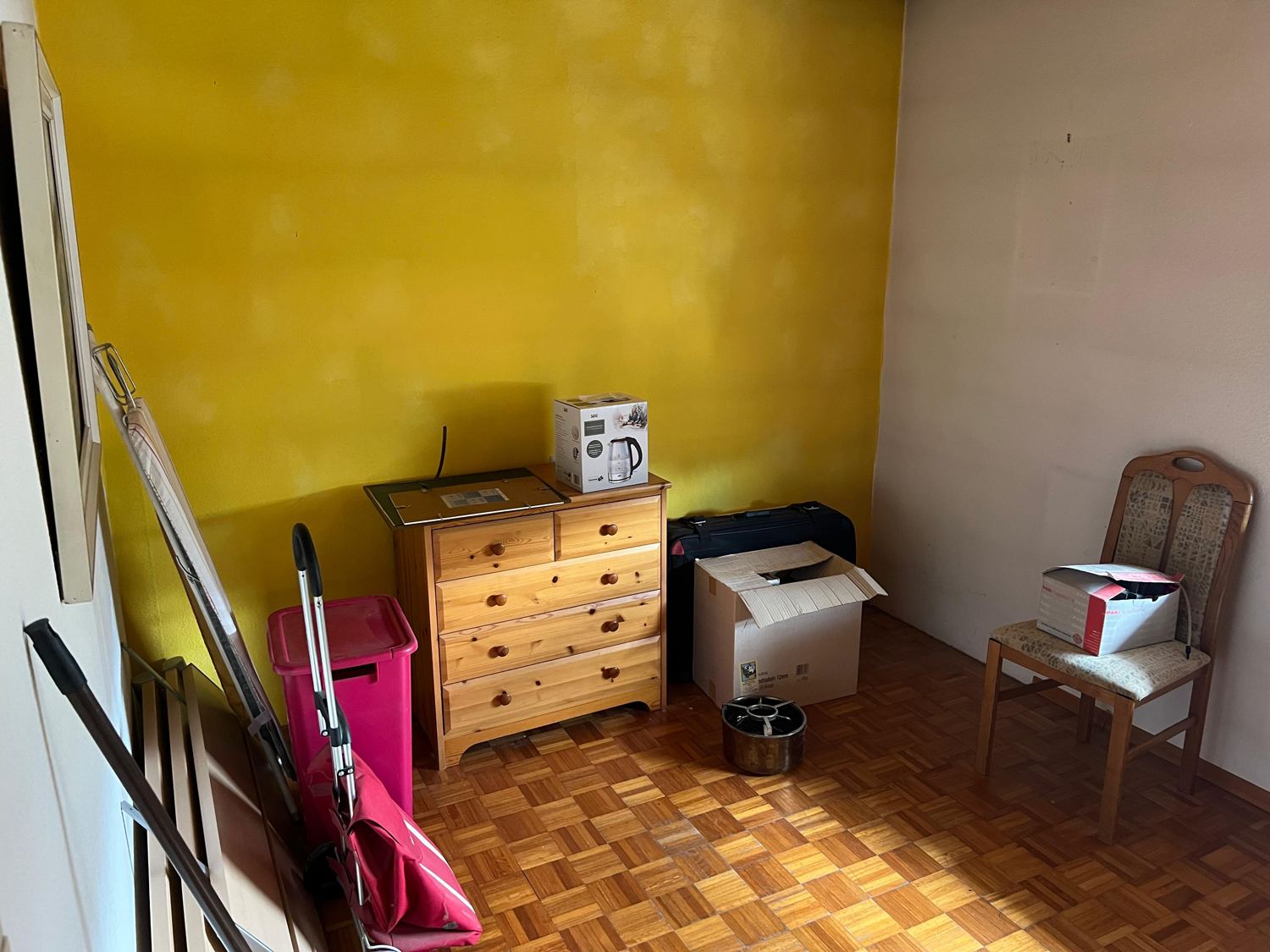 Zimmer einer Wohnungsauflösung vor der Entrümpelung