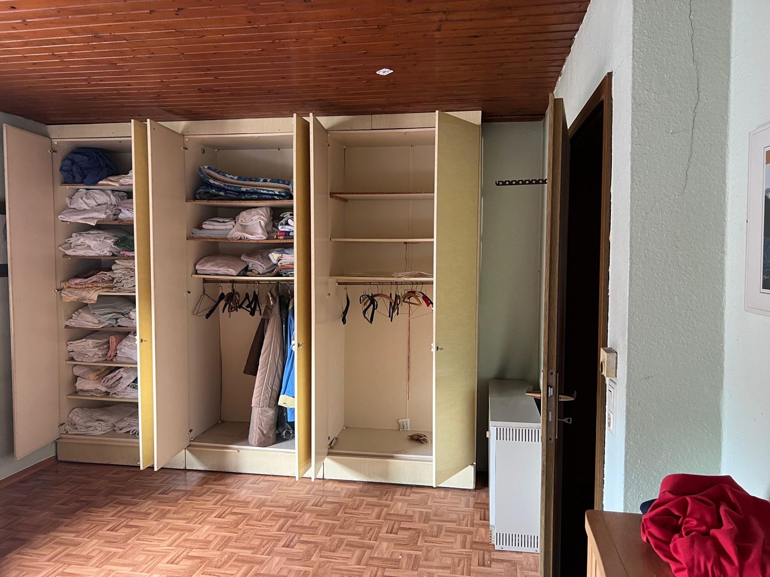 Zimmer mit Einbauschrank vor der Entrümpelung