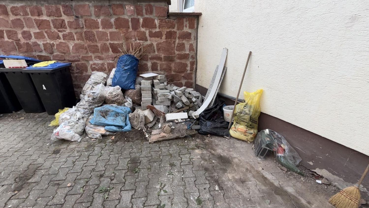 Hof / Außenbereich vor der Entrümpelung