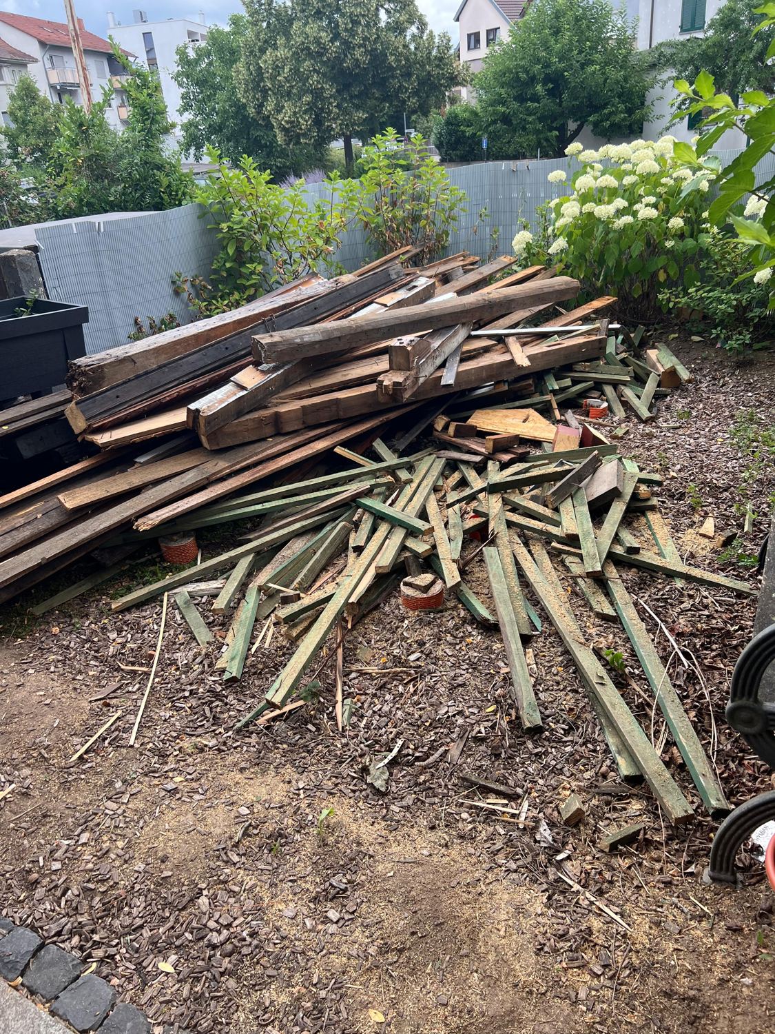 Garten vor der Entrümpelung