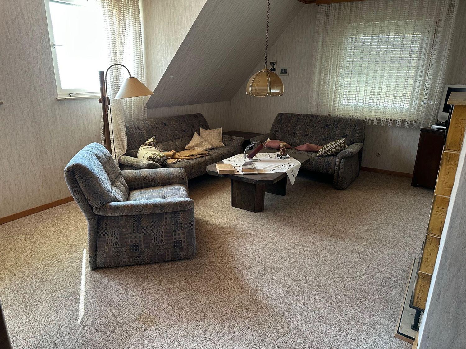 Wohnzimmer im Dachgeschoss vor der Entrümpelung